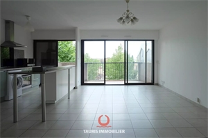 appartement à la location -   13300  SALON-DE-PROVENCE, surface 80,04 m2 location appartement - APR721750